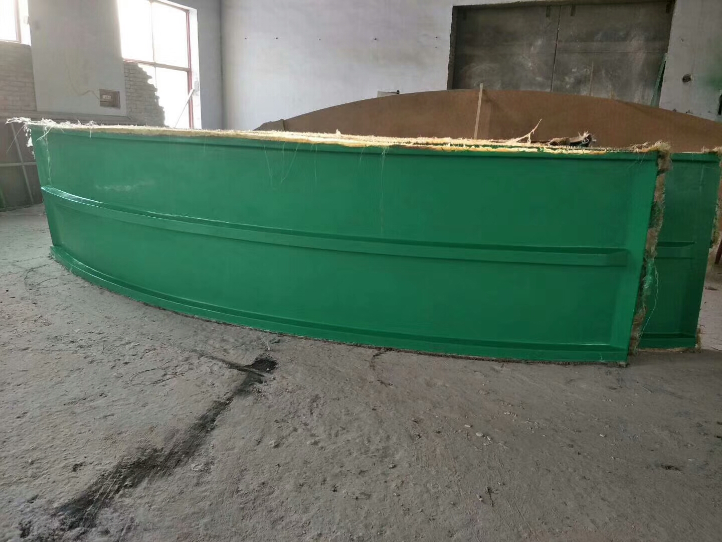 獨(dú)特設(shè)計(jì)的拱形玻璃鋼蓋板提升建筑美觀度