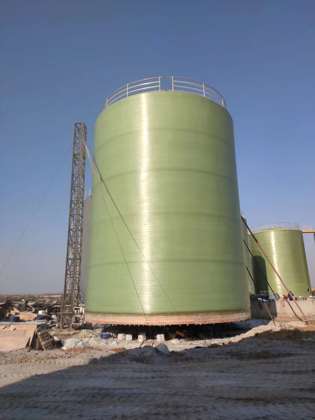 湖北現(xiàn)場施工大型玻璃鋼儲罐